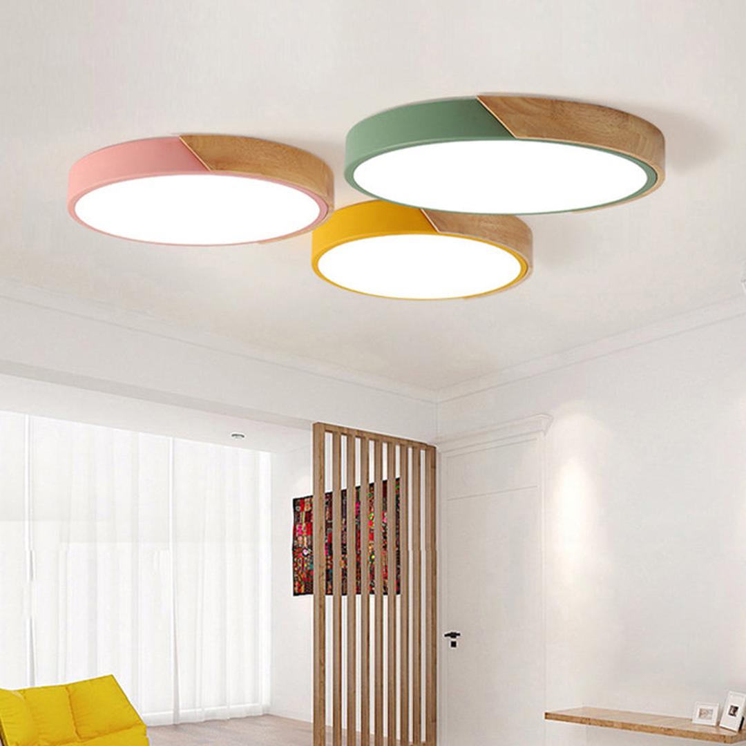 Rund LED-taklampe i akryl med farget metallkant