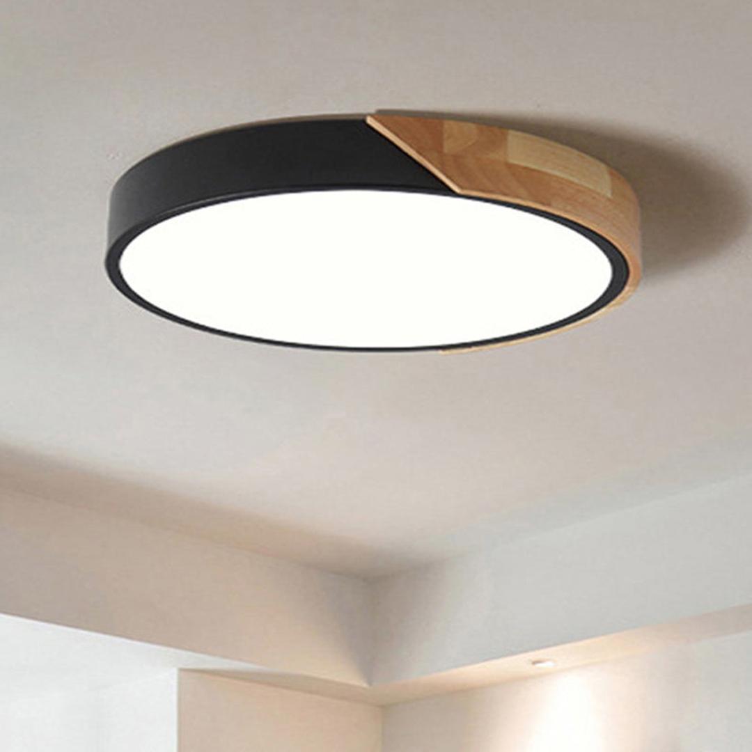 Rund LED-taklampe i akryl med farget metallkant