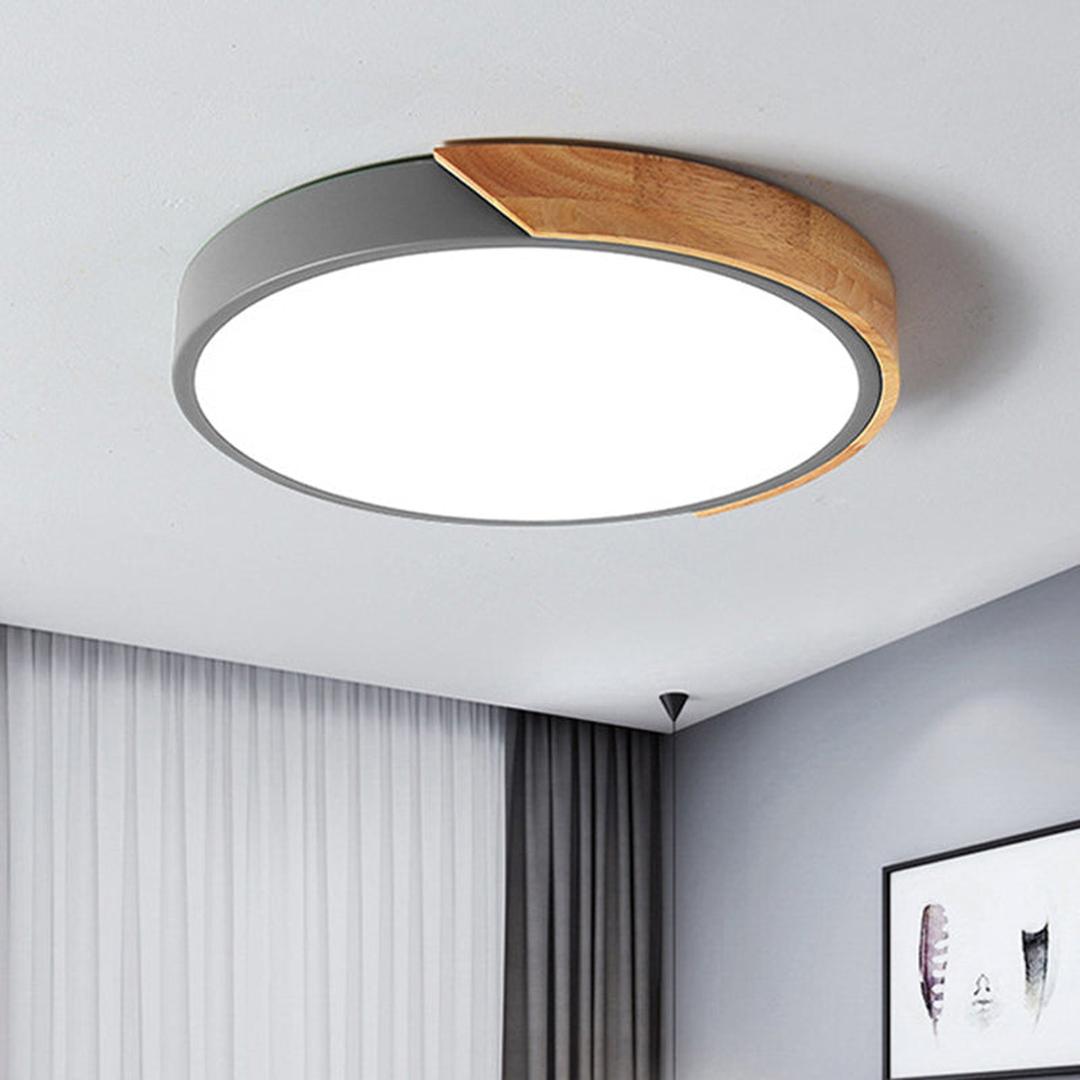 Rund LED-taklampe i akryl med farget metallkant