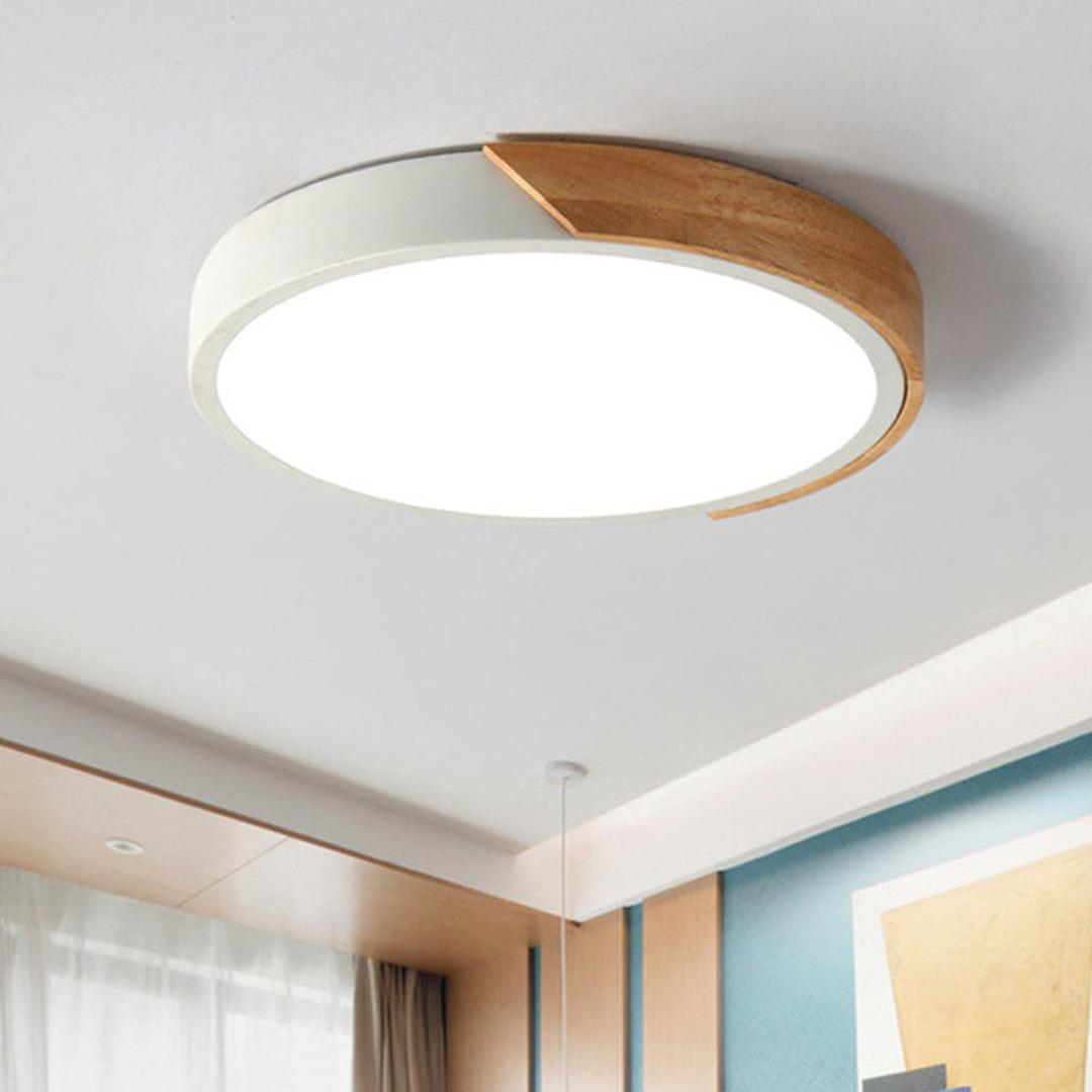 Rund LED-taklampe i akryl med farget metallkant