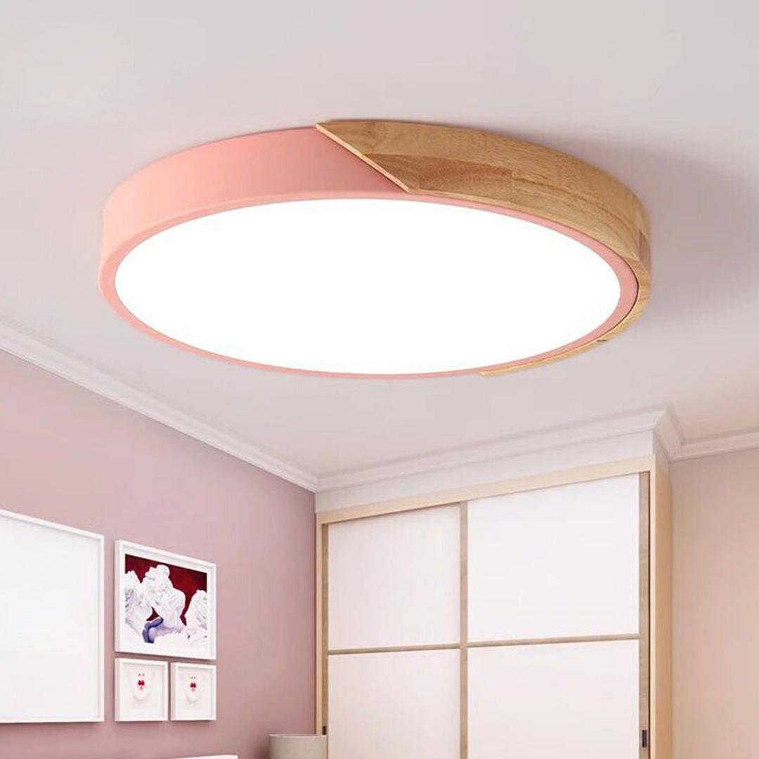 Rund LED-taklampe i akryl med farget metallkant