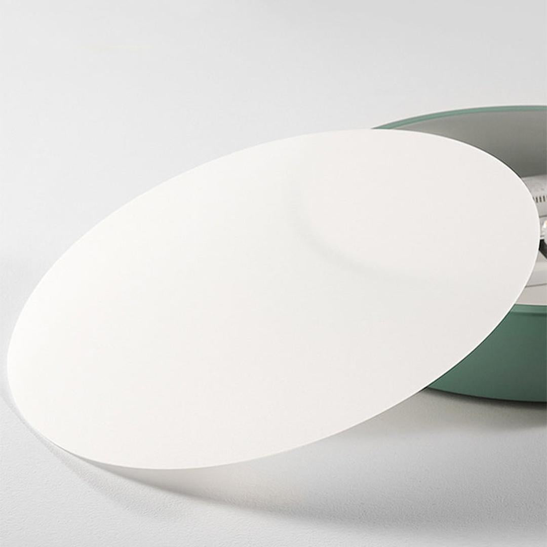 Rund LED-taklampe i akryl med farget metallkant