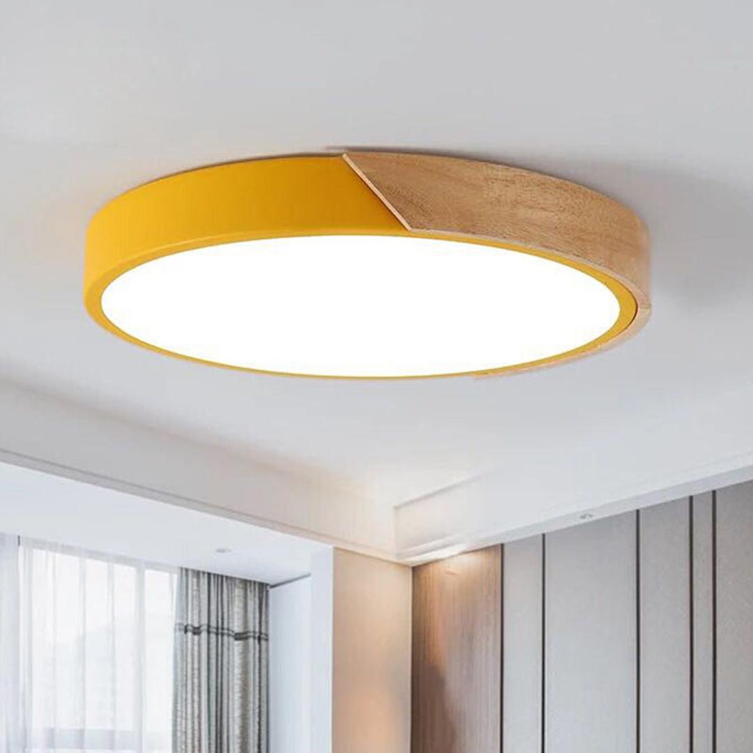 Rund LED-taklampe i akryl med farget metallkant