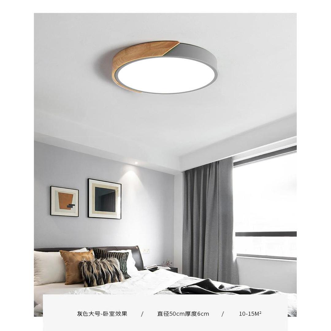 Rund LED-taklampe i akryl med farget metallkant