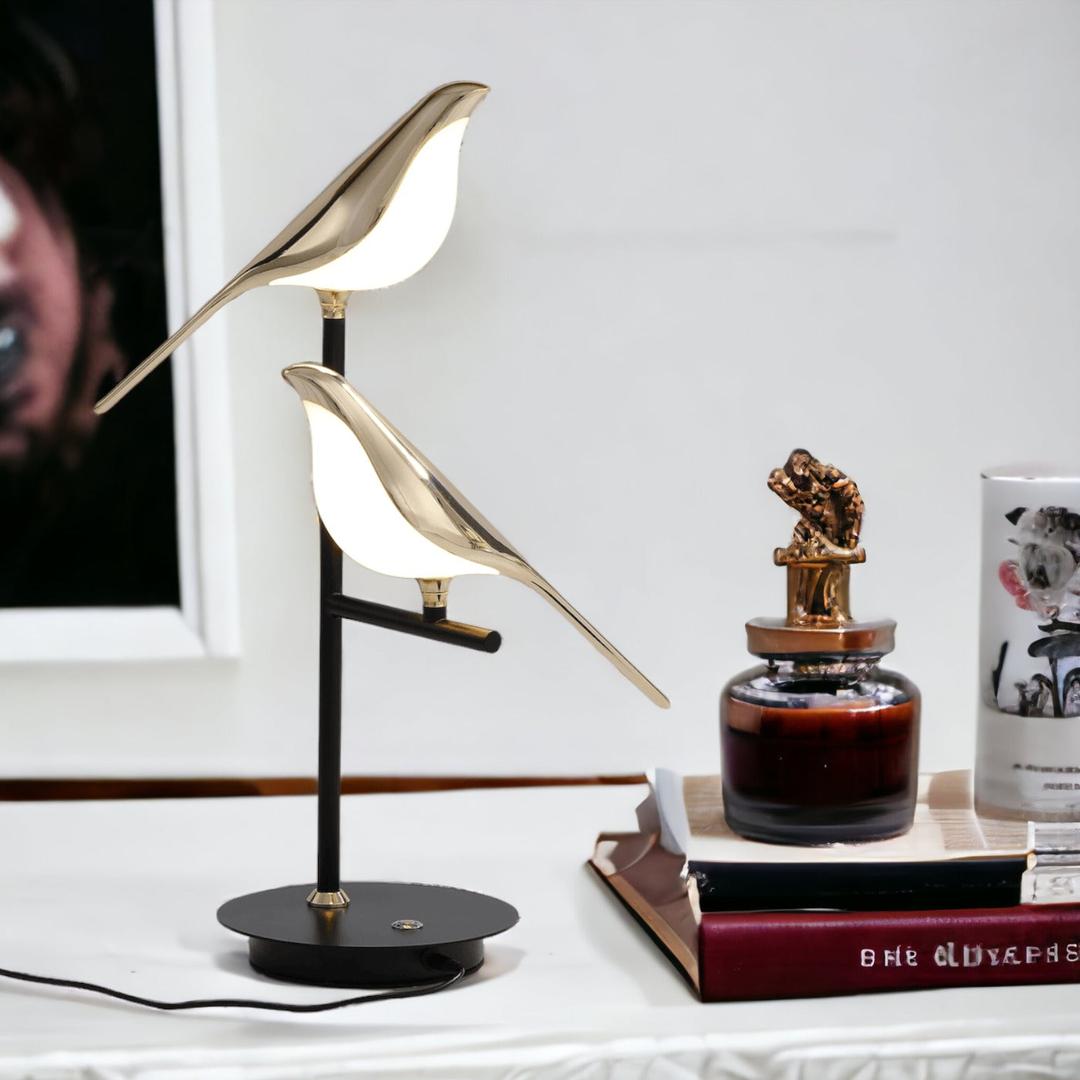 Plumavia - Gyllen Fugleformet Vegglampe med LED