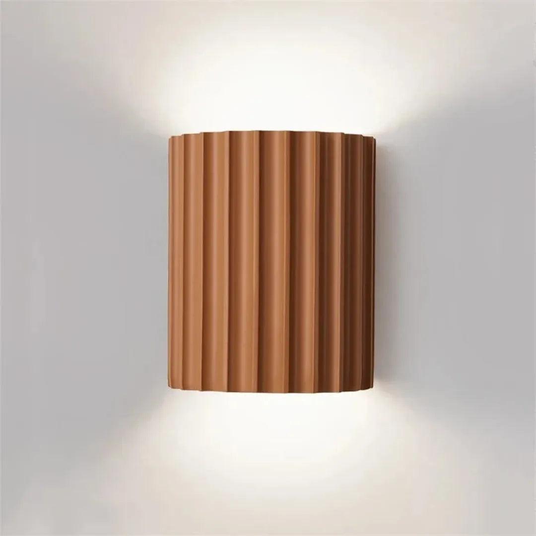 Ravelin - Nordisk Vegglampe i Resin med Ribbet Struktur
