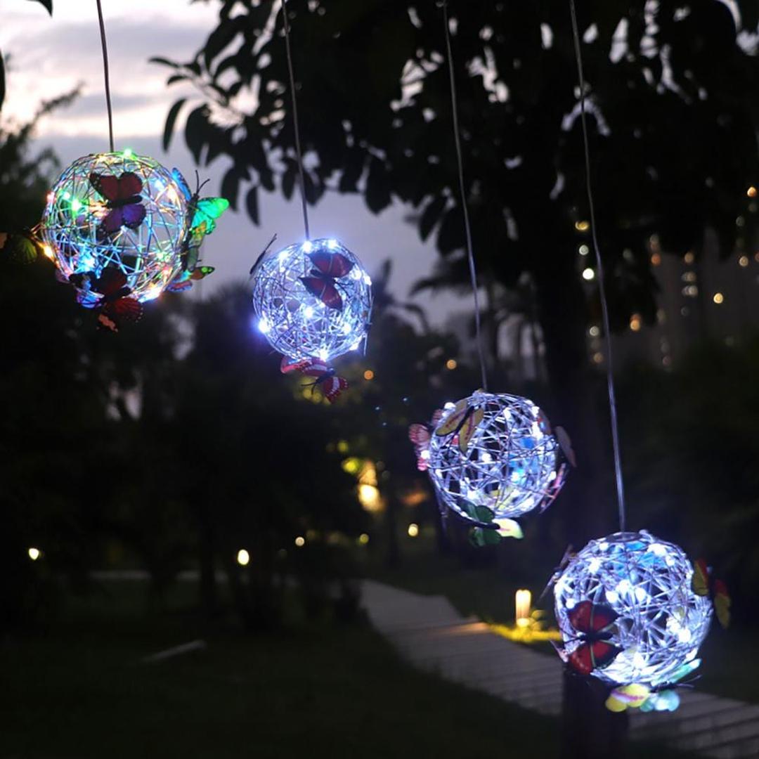 Hengende solcellelampe formet som en kule med sommerfugler