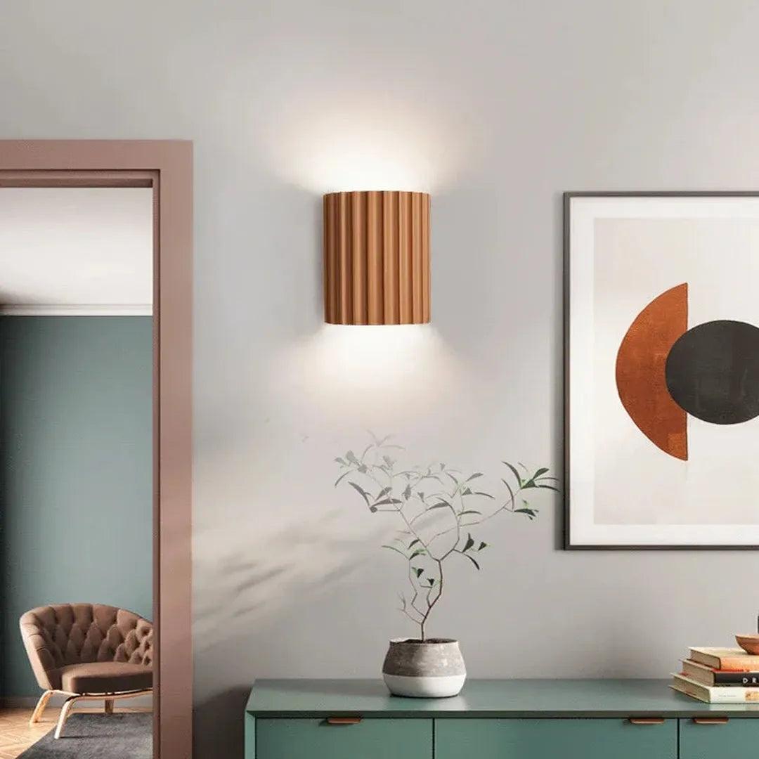 Ravelin - Nordisk Vegglampe i Resin med Ribbet Struktur