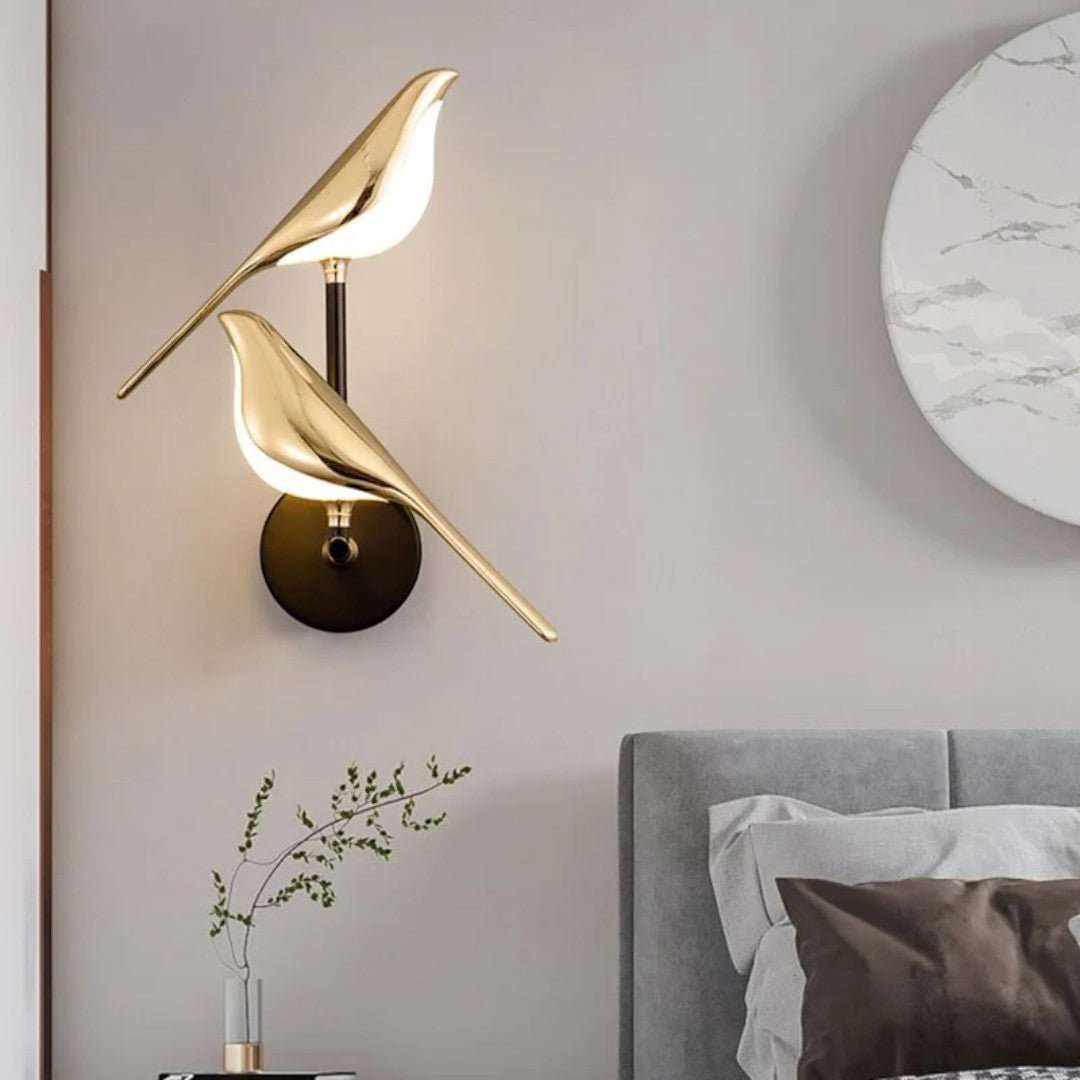 Vegglampe med fugleformet lyselement