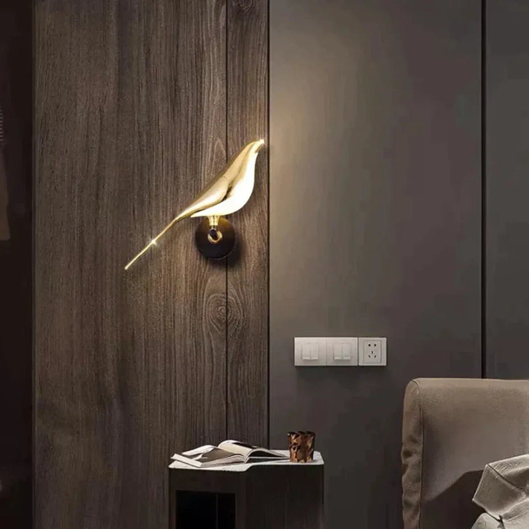 Vegglampe med fugleformet lyselement