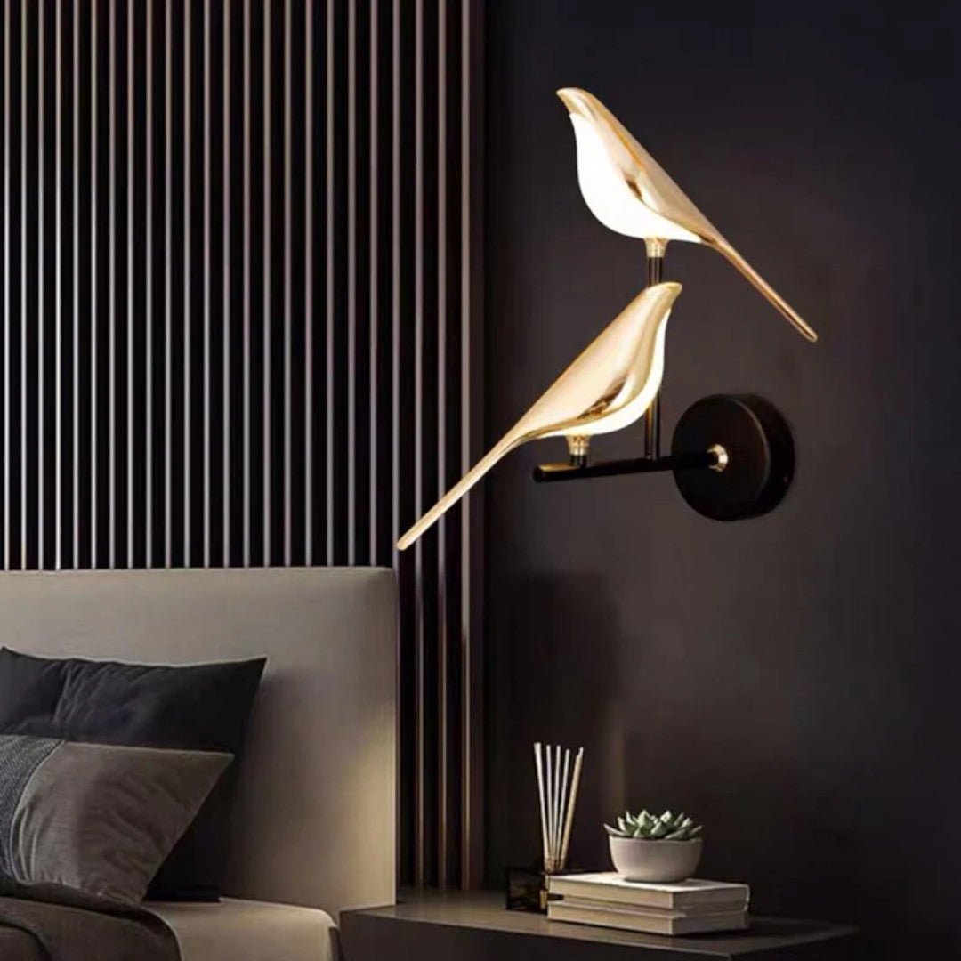 Vegglampe med fugleformet lyselement