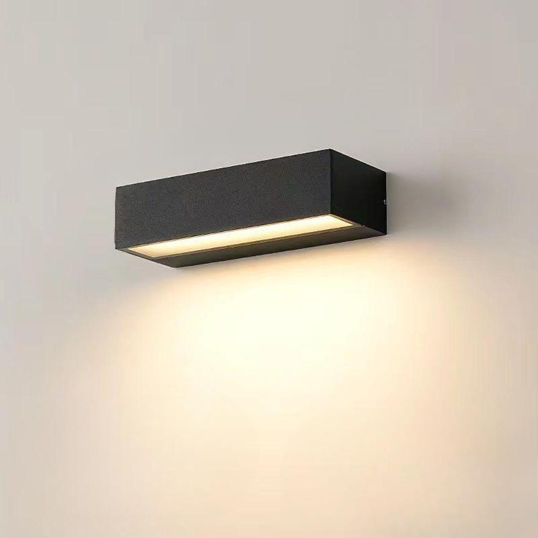 Lineth - Lineær LED-vegglampe i metall og akryl