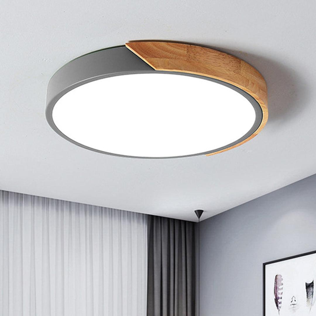 Rund LED-taklampe i akryl med farget metallkant