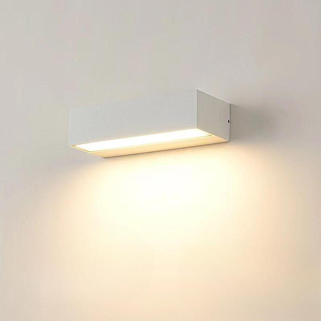 Lineth - Lineær LED-vegglampe i metall og akryl