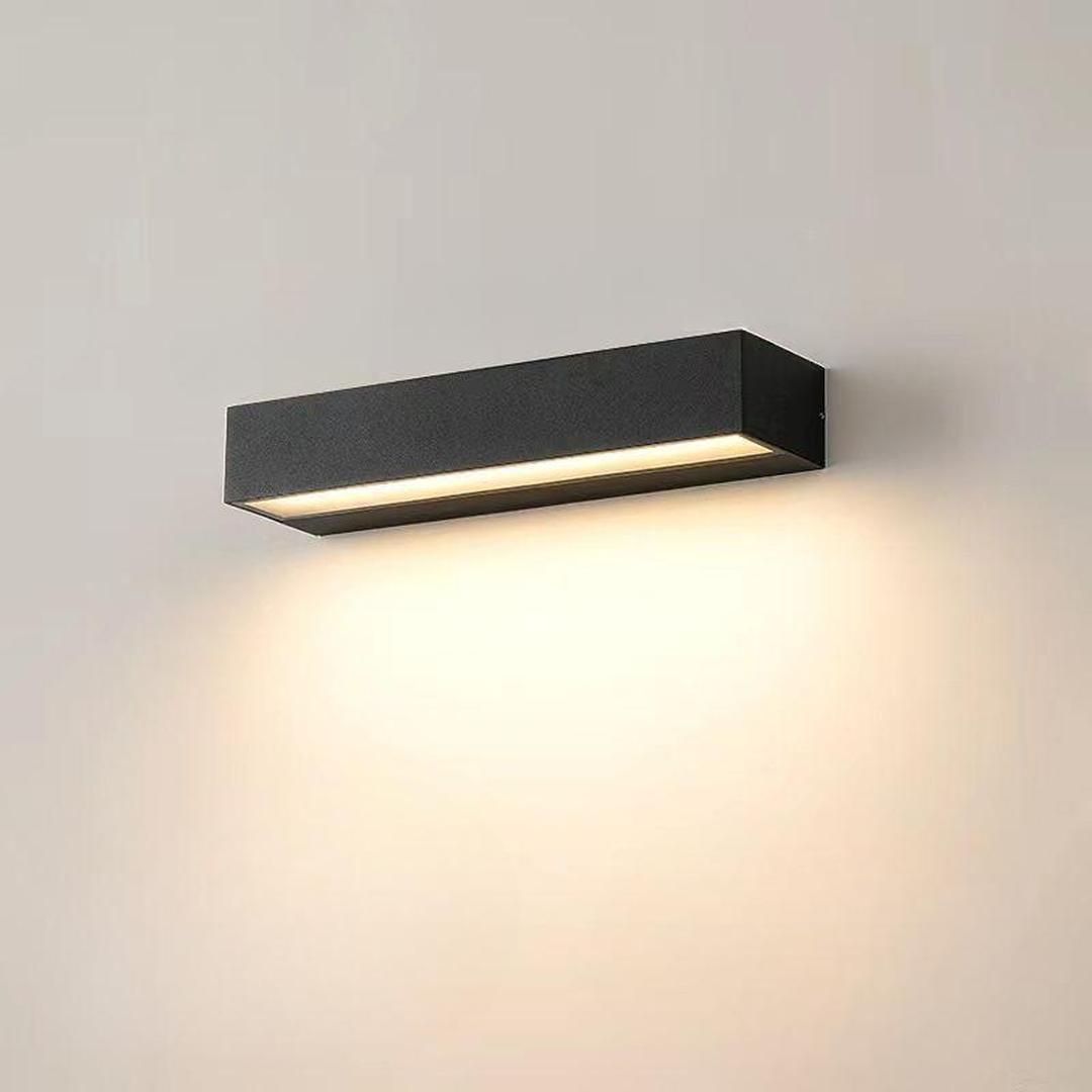 Lineth - Lineær LED-vegglampe i metall og akryl