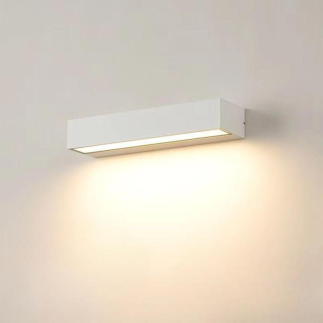 Lineth - Lineær LED-vegglampe i metall og akryl
