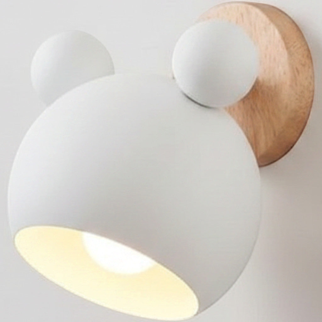 Vegglampe formet som et bjørnehode i tre med integrert LED
