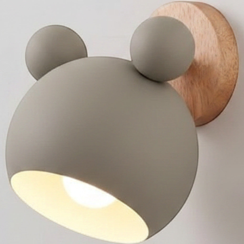Vegglampe formet som et bjørnehode i tre med integrert LED
