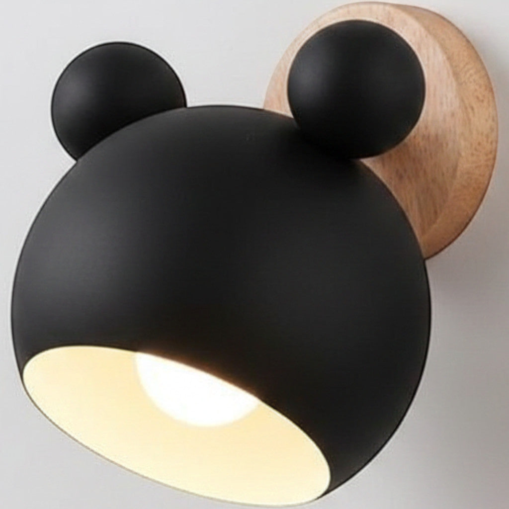 Vegglampe formet som et bjørnehode i tre med integrert LED