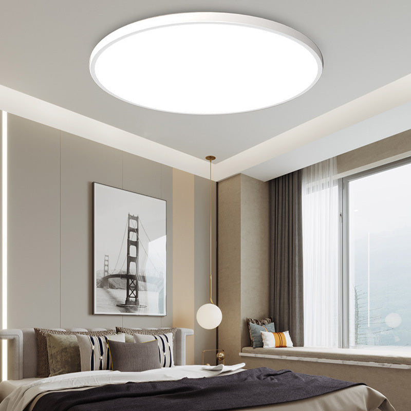 Rund, flat LED-taklampe med metallkant