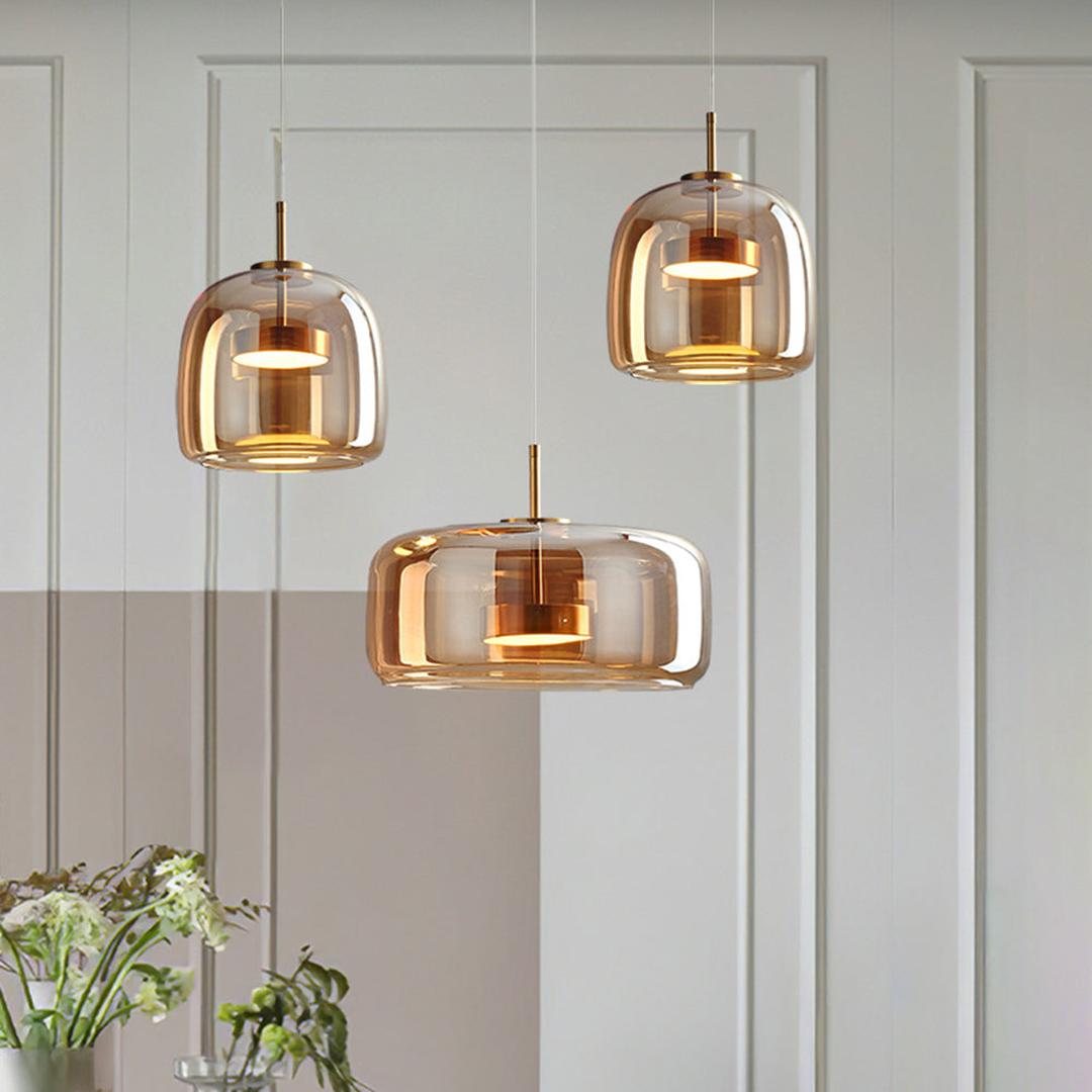 Hengelampe med rund glasskuppel og gullfarget metallfeste