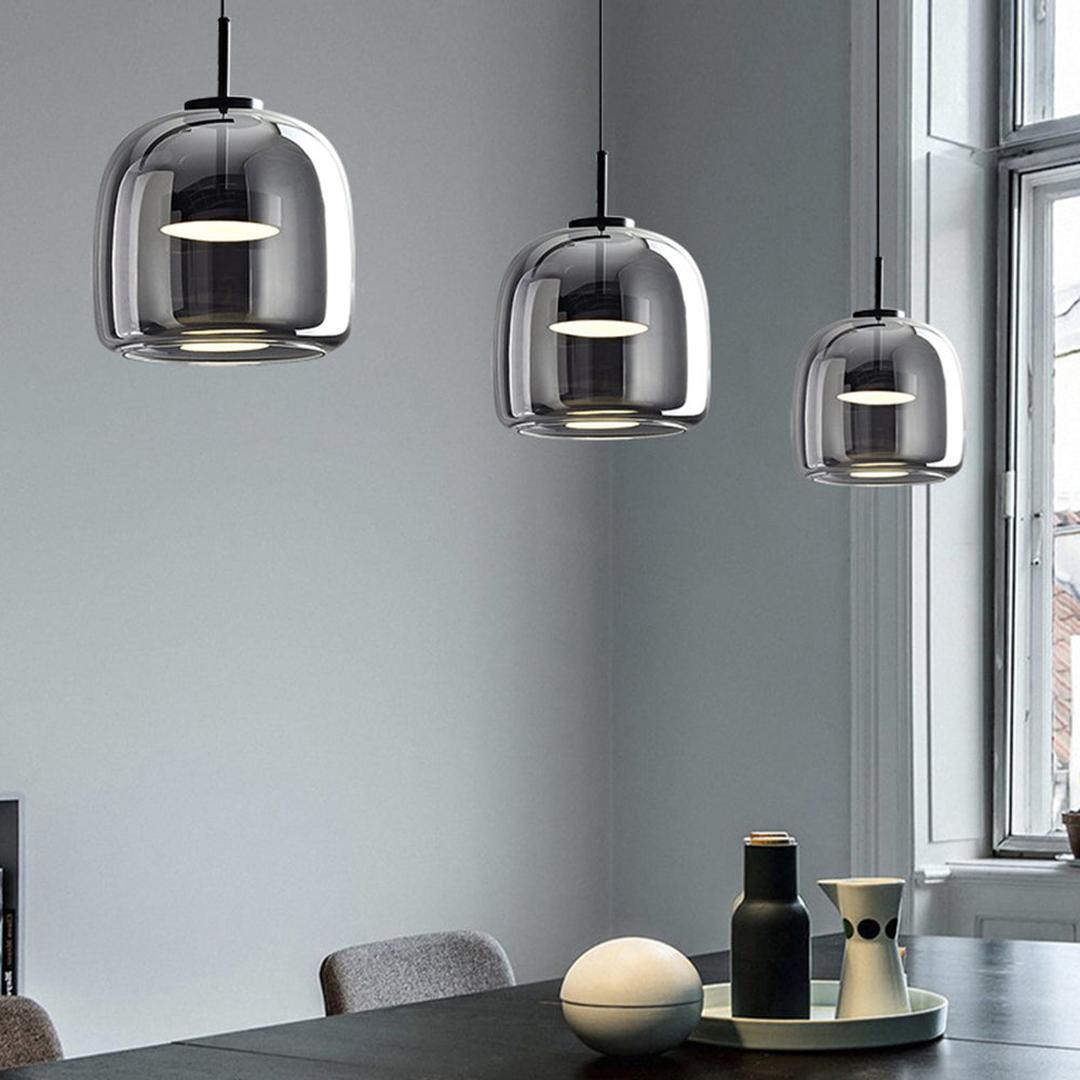 Hengelampe med rund glasskuppel og gullfarget metallfeste