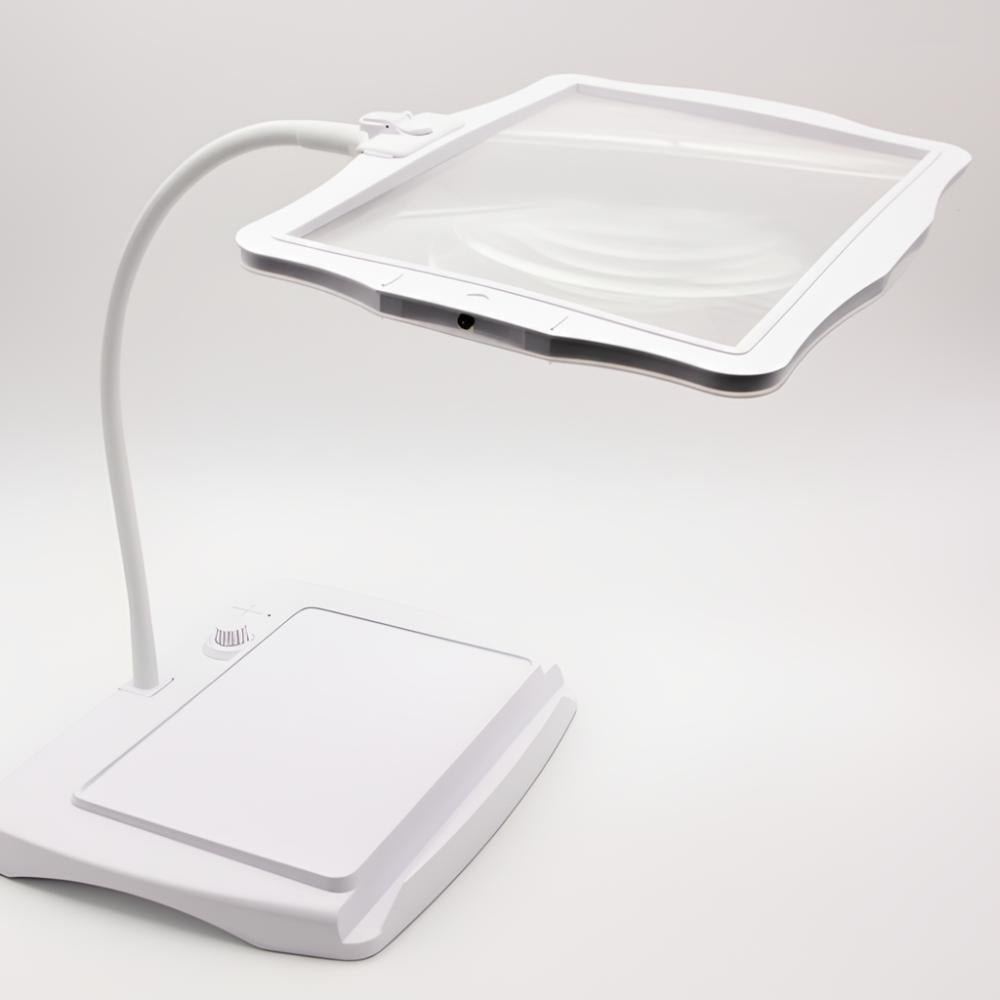 Bordlampe med stort forstørrelsesglass og bøyelig svanehals