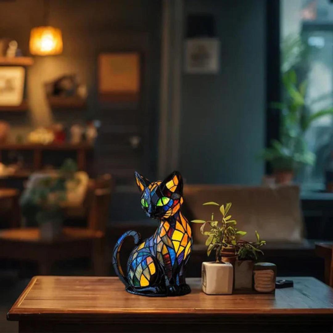 Håndlaget bordlampe i glassmosaikk formet som en sittende katt