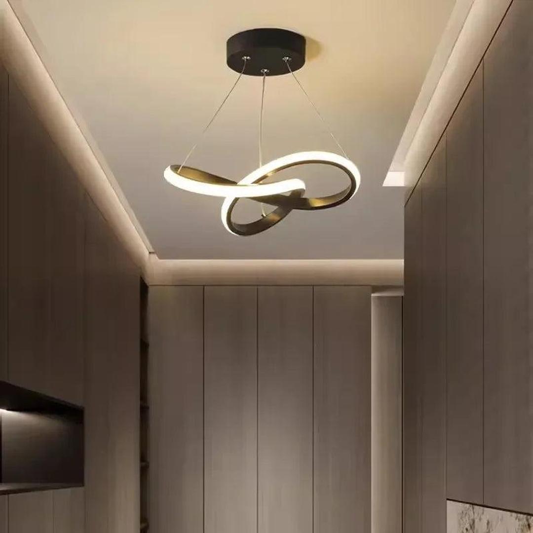 LED-taklampe med bølgeformet lysbånd hengt fra en rund takplate