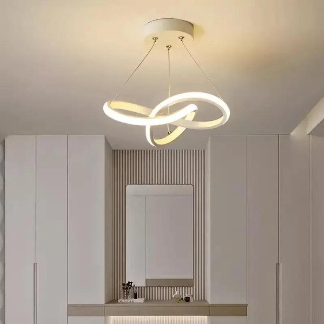 LED-taklampe med bølgeformet lysbånd hengt fra en rund takplate