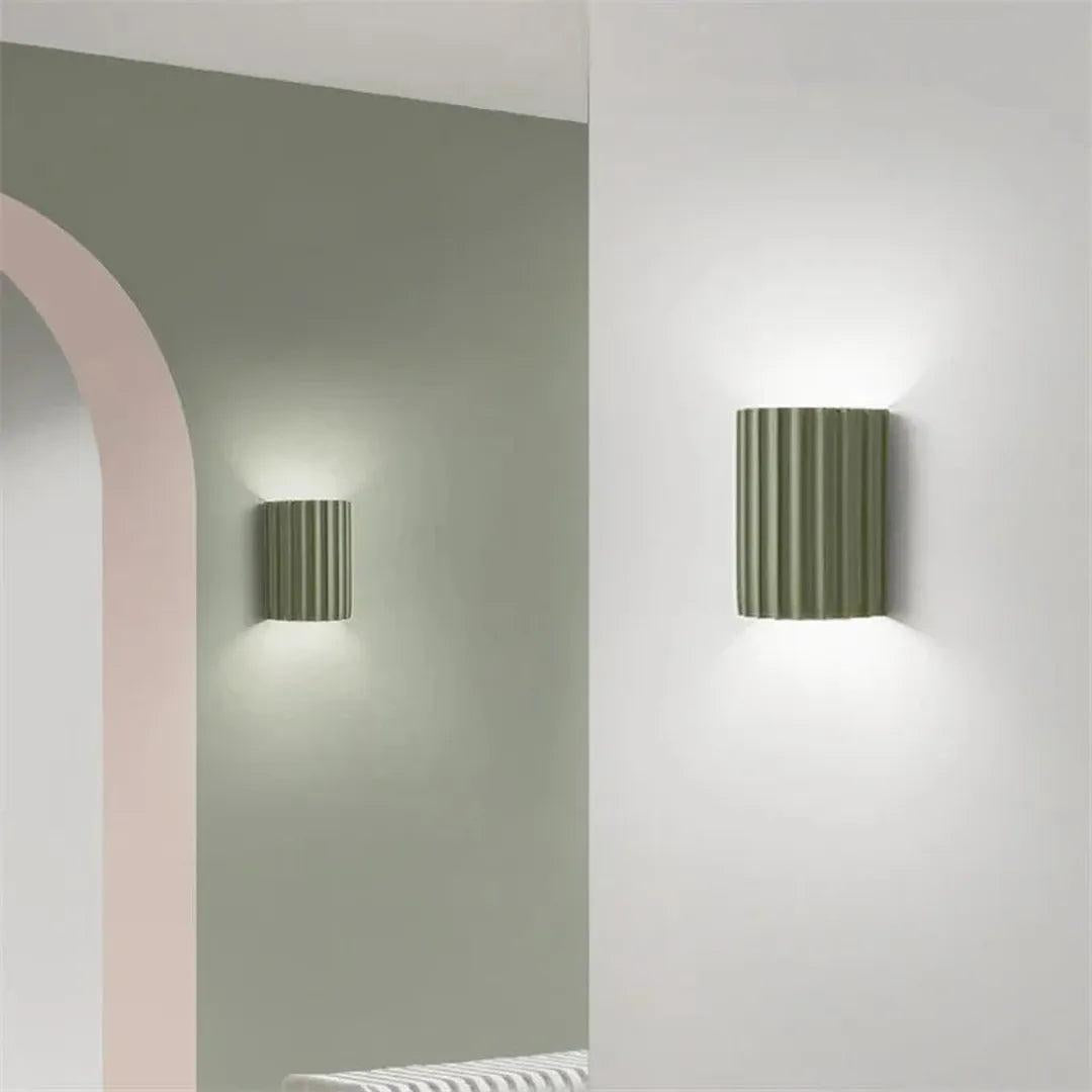 Ravelin - Nordisk Vegglampe i Resin med Ribbet Struktur