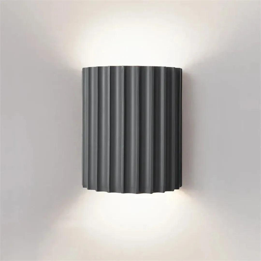 Ravelin - Nordisk Vegglampe i Resin med Ribbet Struktur