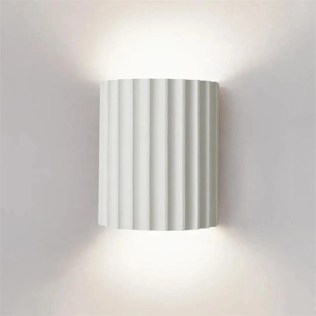 Ravelin - Nordisk Vegglampe i Resin med Ribbet Struktur