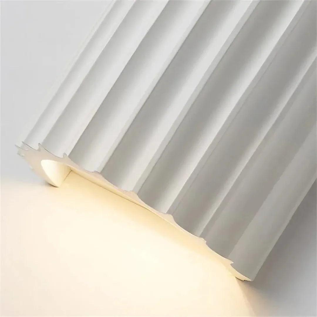 Ravelin - Nordisk Vegglampe i Resin med Ribbet Struktur