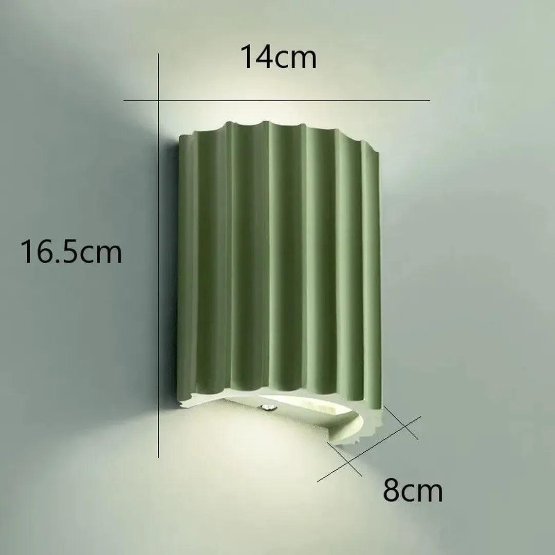 Ravelin - Nordisk Vegglampe i Resin med Ribbet Struktur