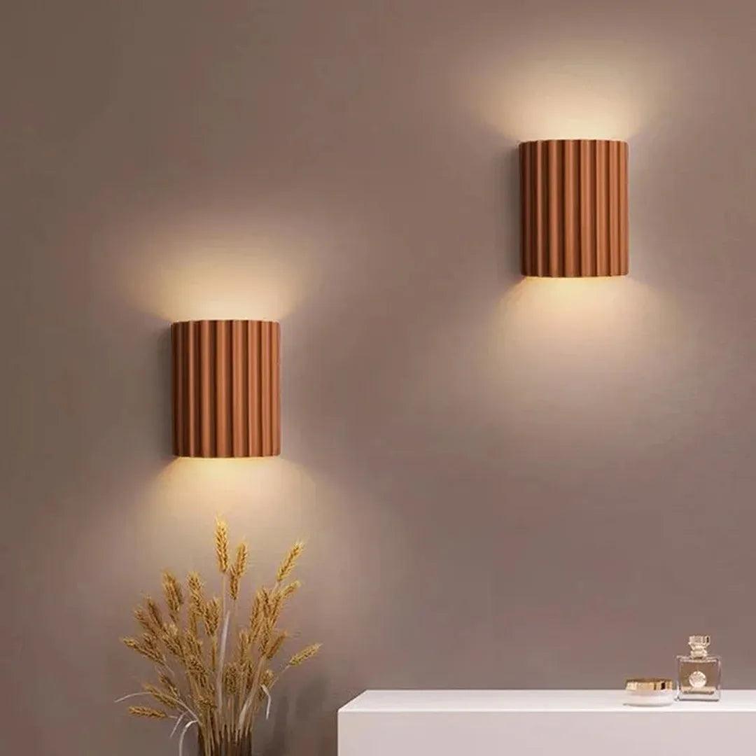 Ravelin - Nordisk Vegglampe i Resin med Ribbet Struktur