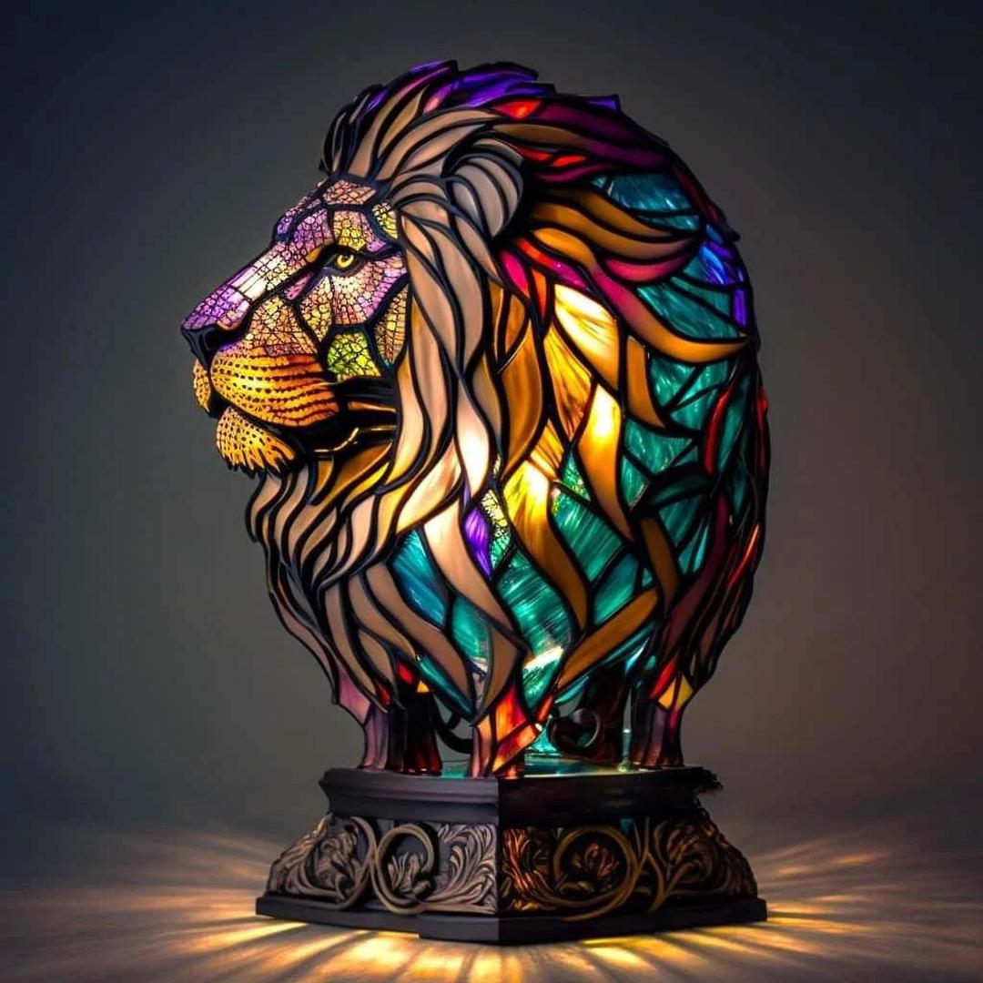 Bordlampe i farget glassmosaikk formet som et dyr