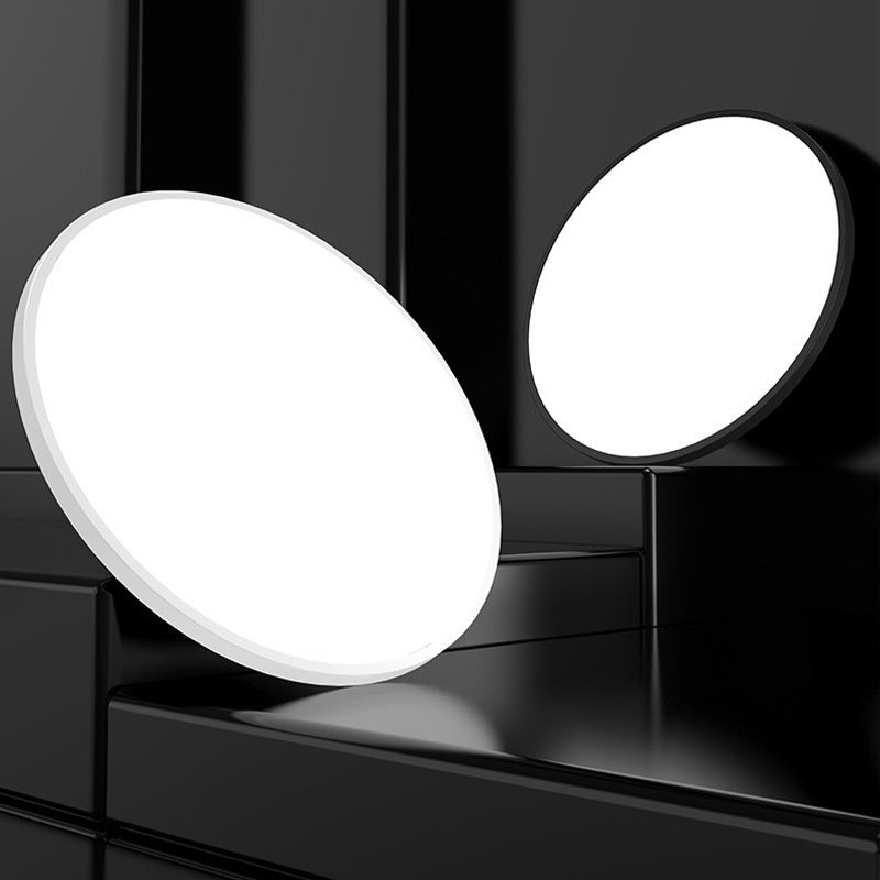 Rund, flat LED-taklampe med metallkant
