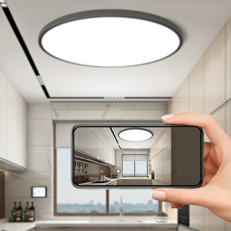 Rund, flat LED-taklampe med metallkant