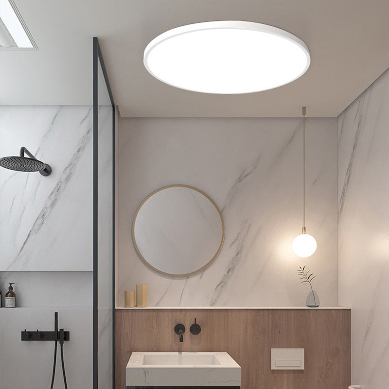 Rund, flat LED-taklampe med metallkant