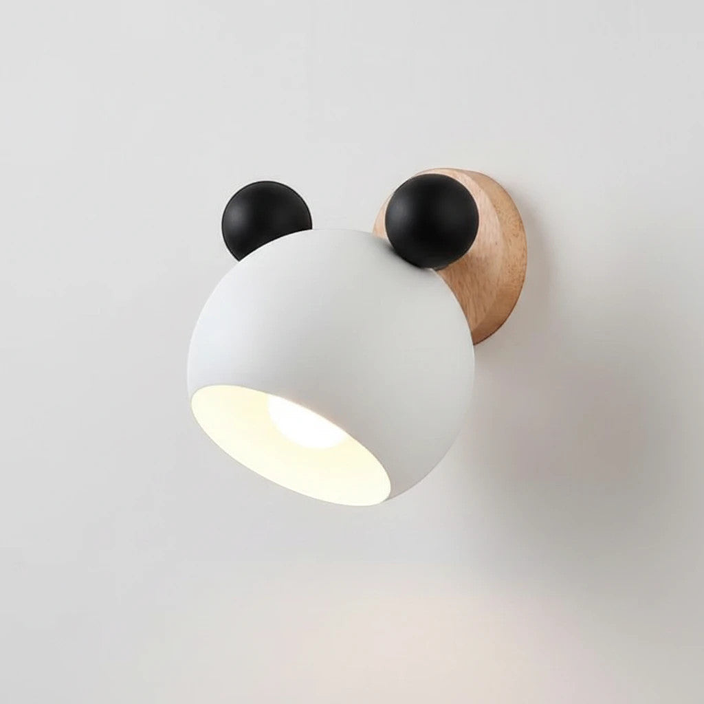 Vegglampe formet som et bjørnehode i tre med integrert LED