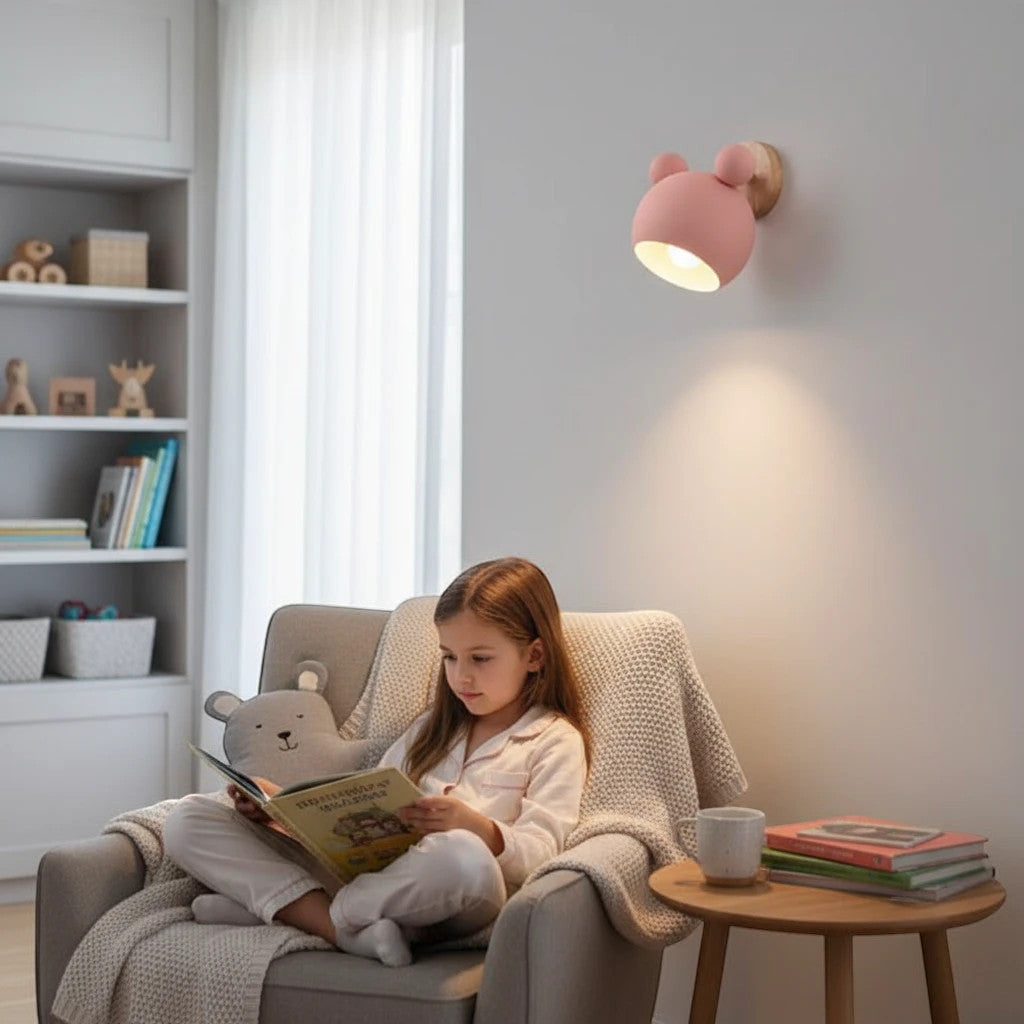 Vegglampe formet som et bjørnehode i tre med integrert LED