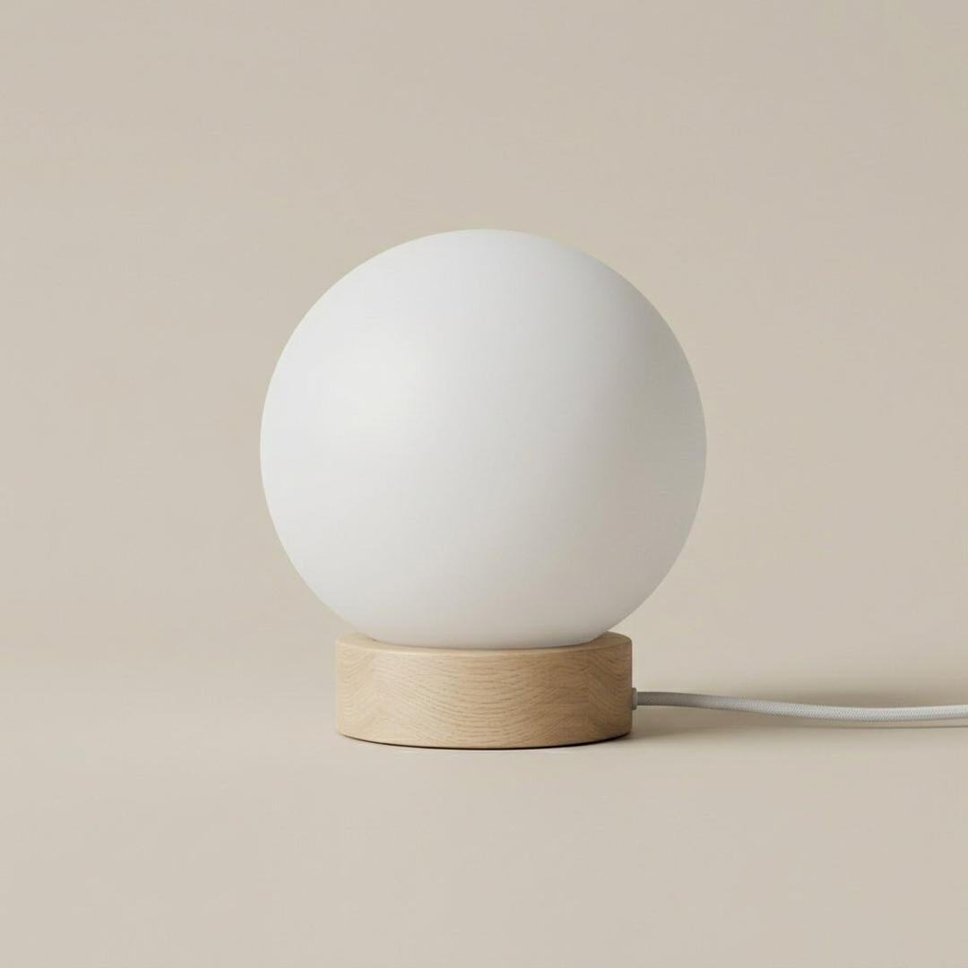Nattlampe med glasskuppel og trefot