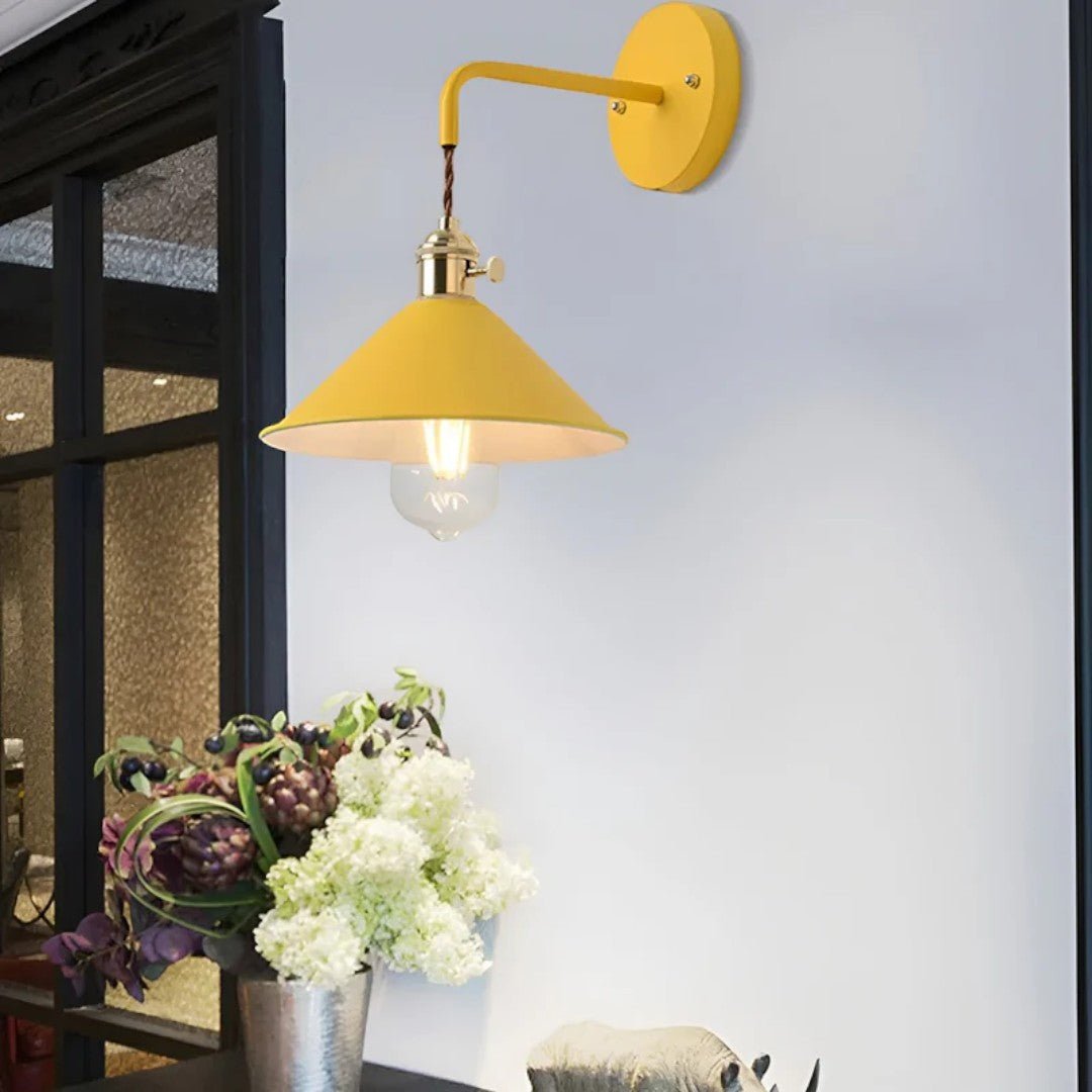 Retro vegglampe med metallskjerm