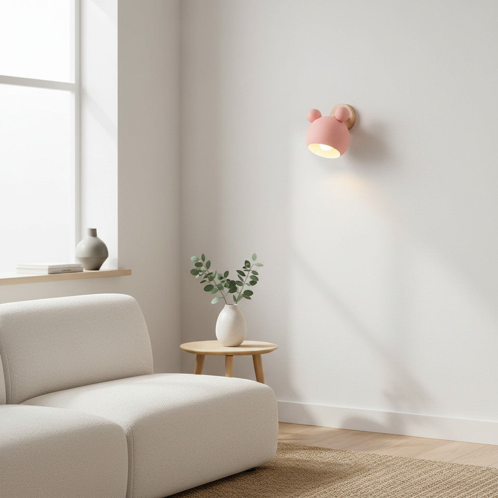 Vegglampe formet som et bjørnehode i tre med integrert LED