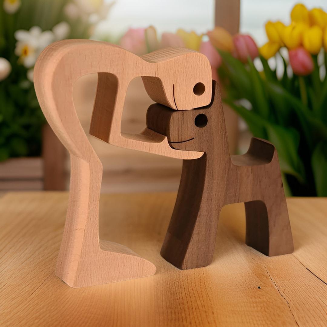 Traeholt - Håndlaget Trefigur av Hund og Eier