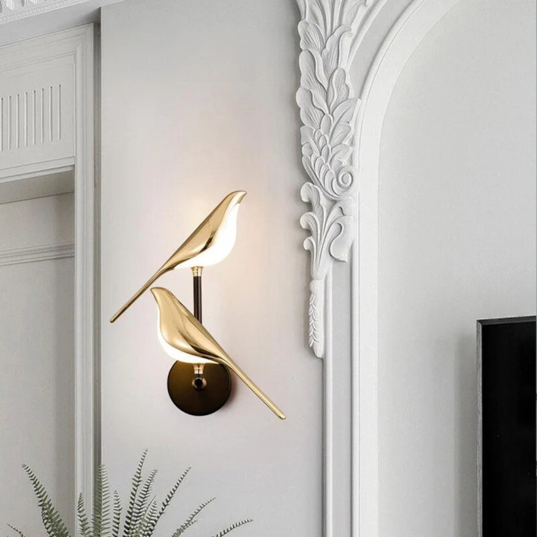 Vegglampe med fugleformet lyselement
