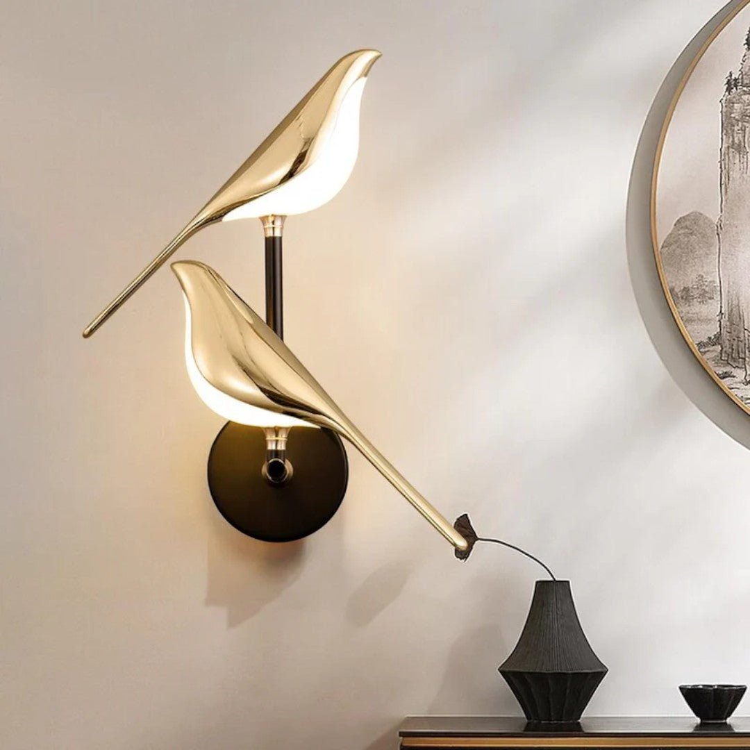 Vegglampe med fugleformet lyselement