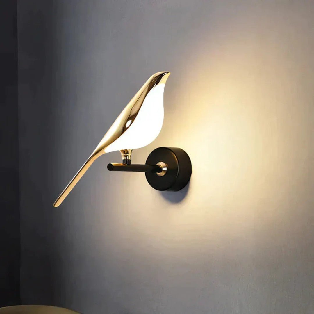 Vegglampe med fugleformet lyselement