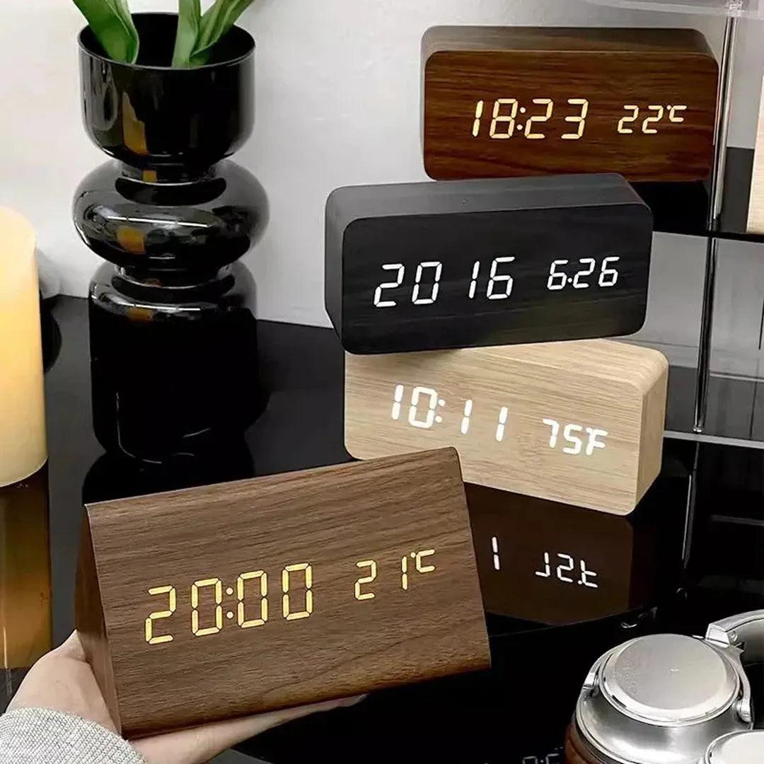 Vekklyn - LED-vekkerklokke med tre-design og stemmestyring